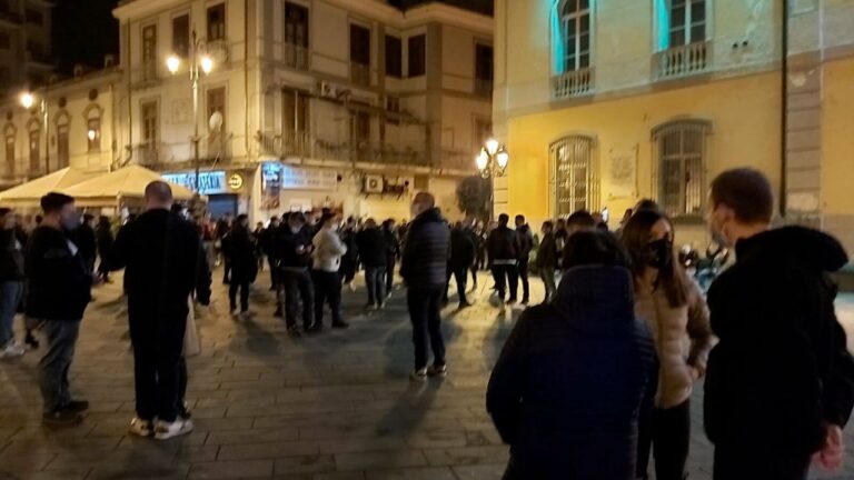 Nocera Inferiore, folla scende in piazza e in città contro il lockdown