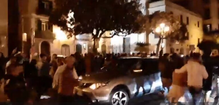 Proteste a Salerno: manifestanti anche sotto casa di De Luca