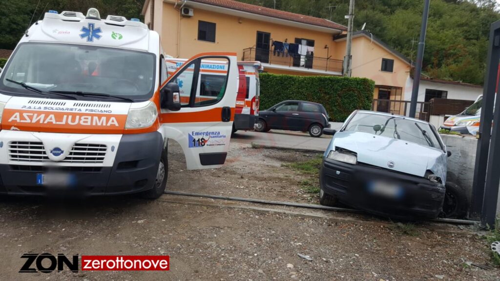 Mercato San Severino, esce fuori strada con l'auto