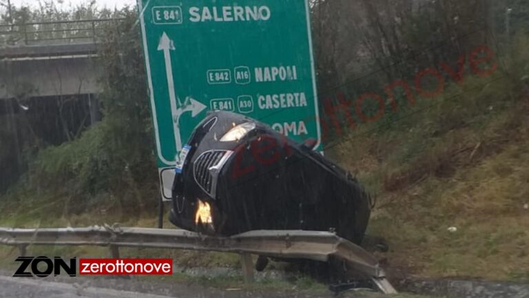 Fisciano, auto si ribalta all’ingresso dell’autostrada