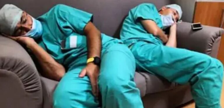 Eroi in corsia. La foto di due medici di Salerno sfiniti dopo il lavoro