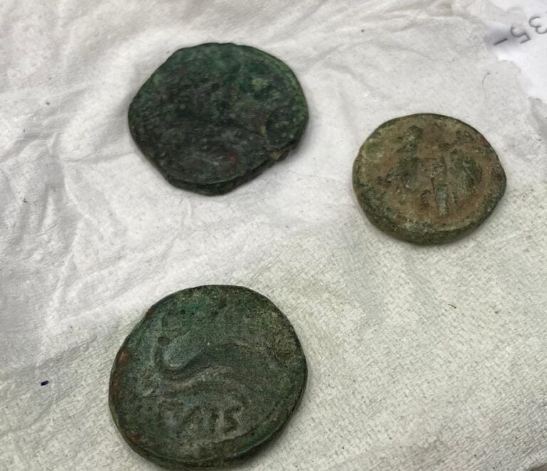Paestum: anonimo si pente e consegna 3 monete romane al Parco Archeologico