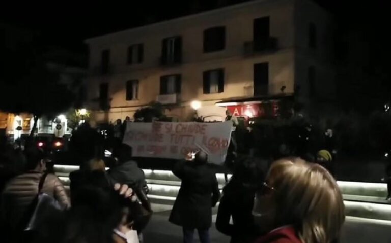 Cava de’ Tirreni, protesta pacifica contro l’imminente lockdown