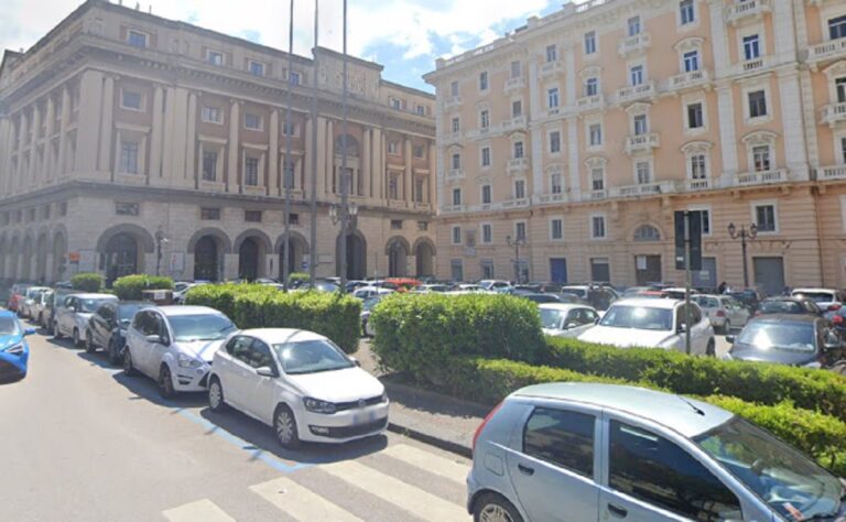 Salerno, famiglie in piazza per riaprire le scuole