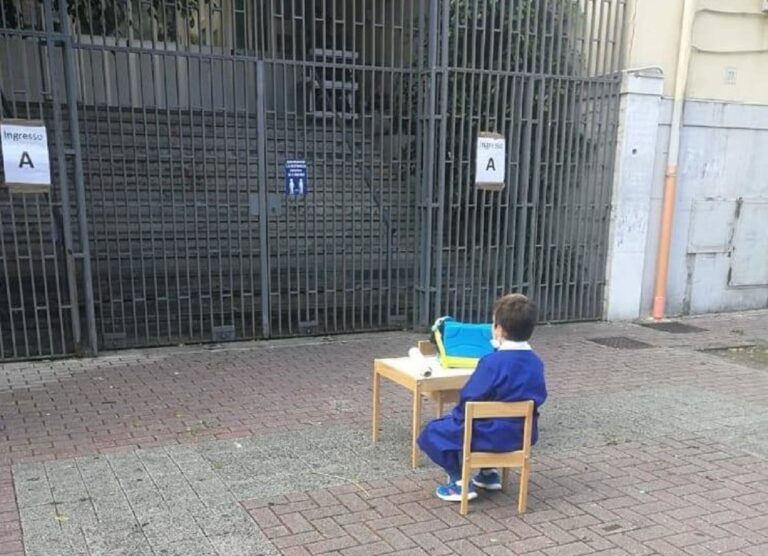 Nuova ordinanza di De Luca: a Salerno bimbo seduto davanti alla scuola chiusa