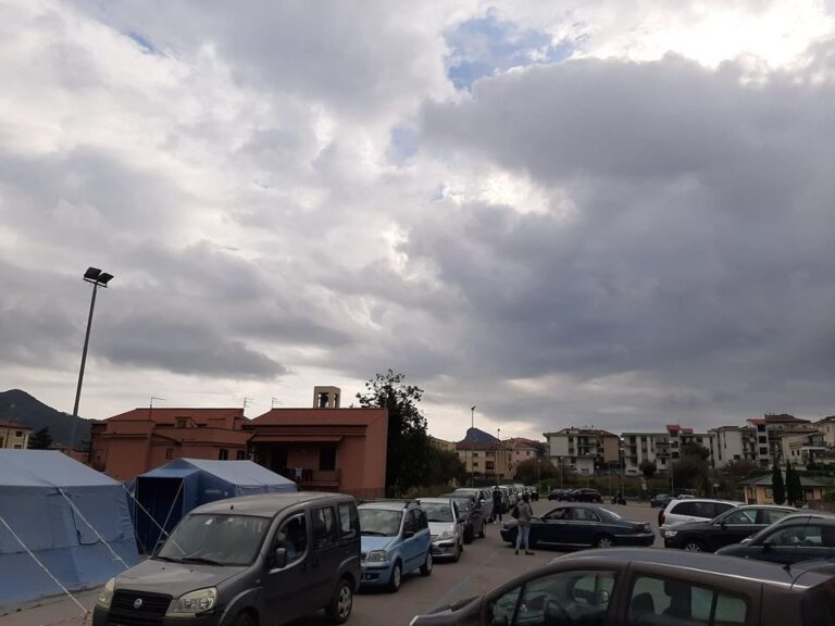 Cava de’ Tirreni, code al drive-in per i tamponi: le proteste dei cittadini