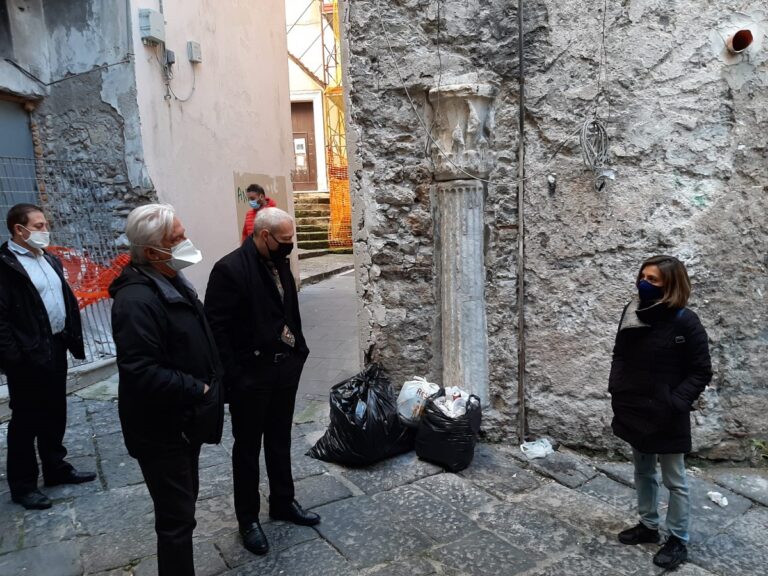 Salerno: abbandono rifiuti nel centro storico, il sopralluogo del Sindaco