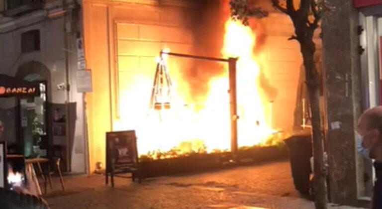 Salerno: brucia il telone del Bar Banzai sotto gli occhi dei passanti