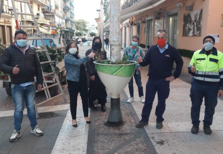 Battipaglia, manutenzione vasi nel centro. Accolta la proposta di Confesercenti