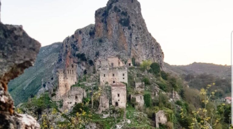 Centola: scoperte 6 tombe di bambini sotto al castello di San Severino