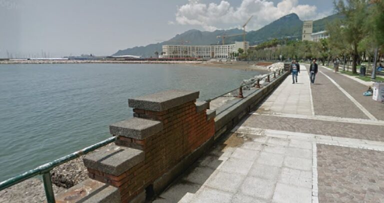 Salerno: operai al lavoro per le panchine del lungomare