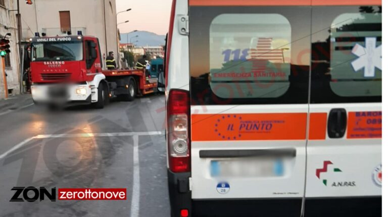 Incidente a Nocera Inferiore: vettura tampona camionetta dei Vigili del Fuoco