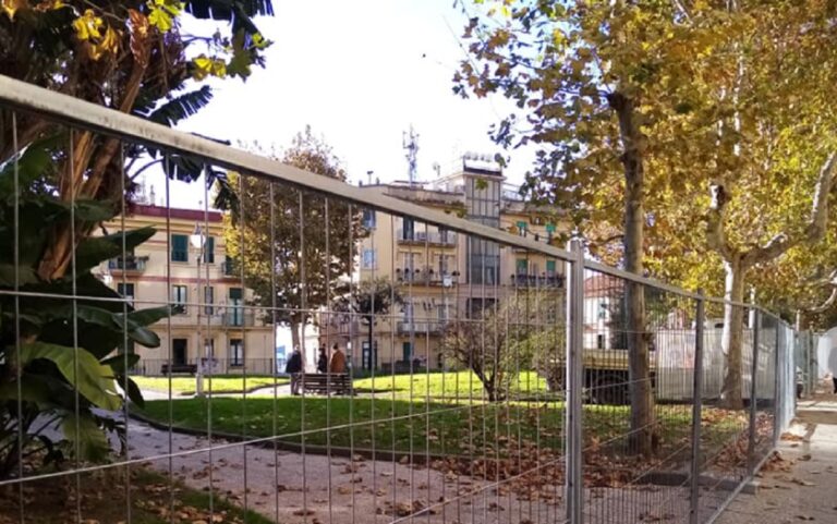 Piazza Alario, al via i lavori per la trasformazione in Parco Giochi. Le proteste