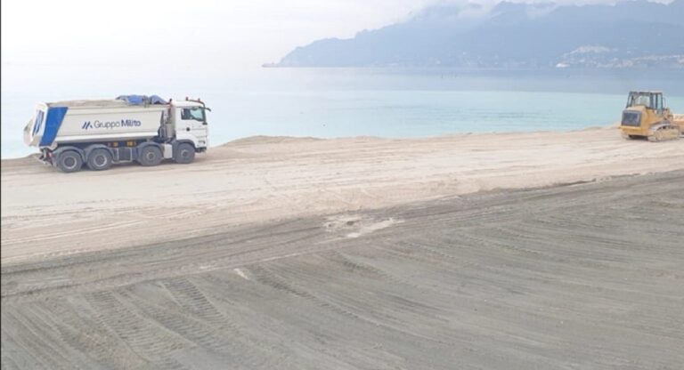 Salerno, proseguono i lavori di ripascimento del litorale