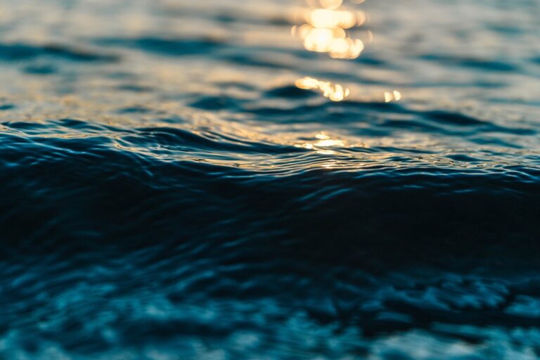 Maiori, peschereccio si schianta sulla spiaggia