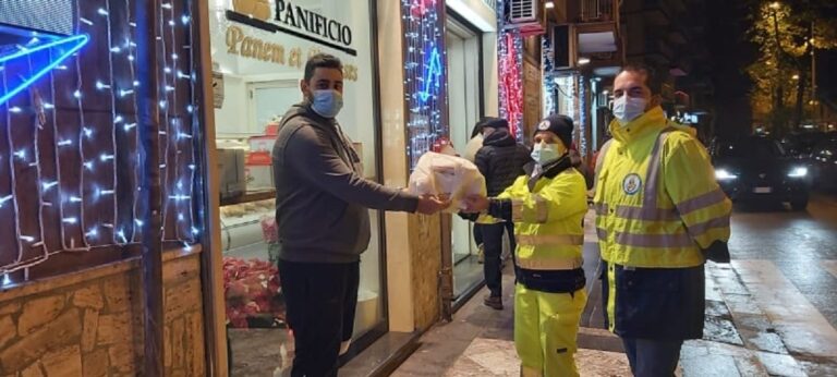 Salerno, pacchi alimentari e dolci natalizi: l’iniziativa della Galahad