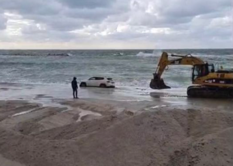 Salerno: auto finisce in mare a causa di un’avaria