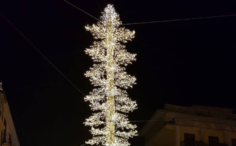 Critiche a Cava per l’albero di Natale, Servalli: “Cercheremo di migliorarlo”