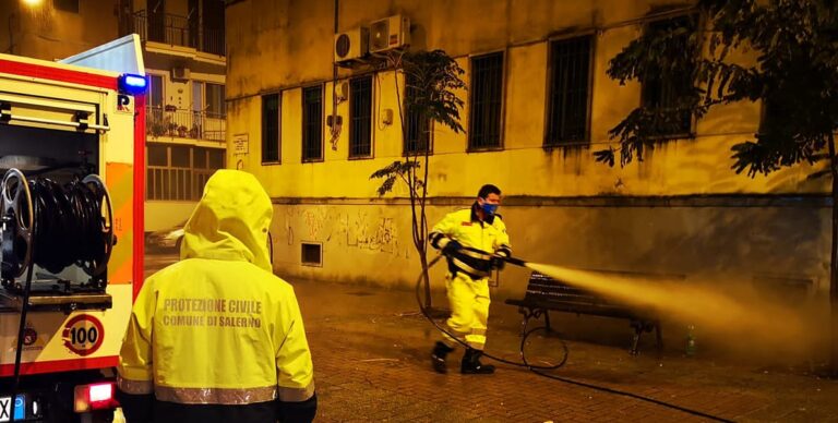 Salerno, Protezione Civile effettua sanificazione aree antistanti due plessi scolastici