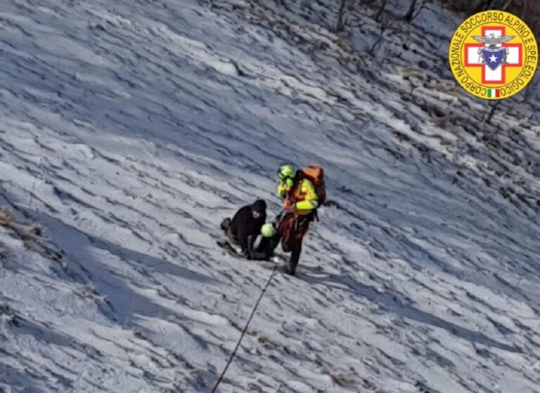 Alpini ed Elisoccorso di Salerno recuperano 3 escursionisti a Calabritto