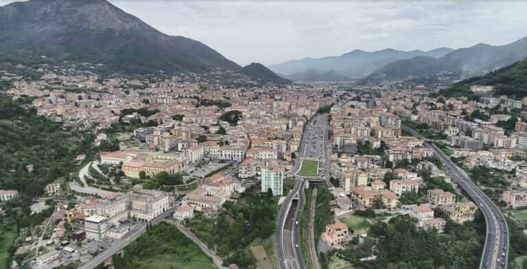 Cava, un sedicenne rapina una farmacia e poi si reca a scuola