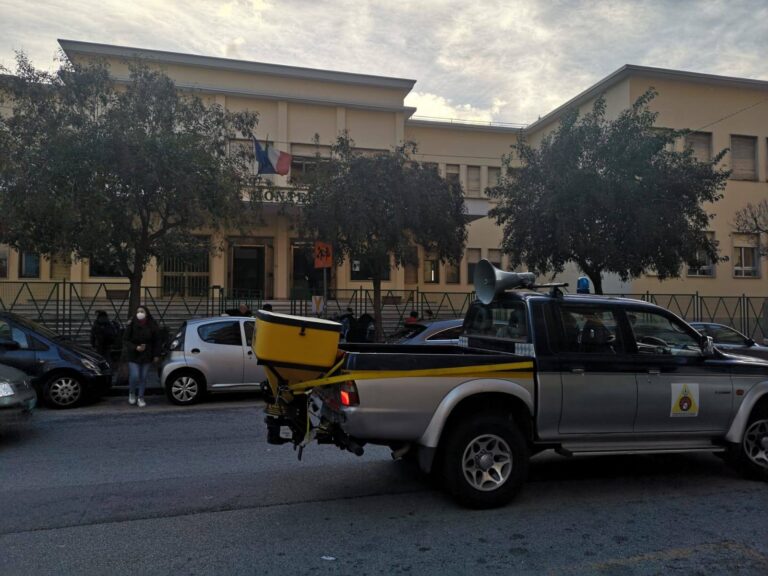 Salerno, presidi anti-assembramento nei pressi delle scuole