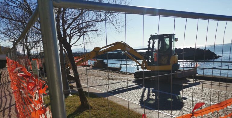 Salerno, avviati i lavori per ripristino muretto caduto sul Lungomare