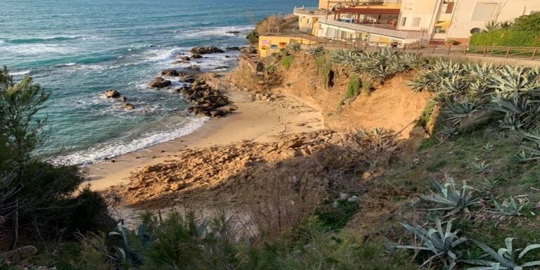 Palinuro, frana il costone roccioso: chiusa la “Spiaggia della Ficocella”