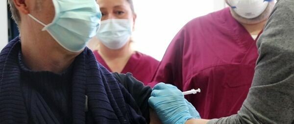 Salerno, centro vaccinale “La Fabbrica”: donna accusa malore