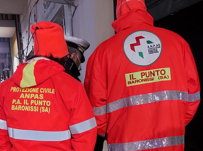 Gelate a Baronissi. Clochard soccorso dai volontari de Il Punto