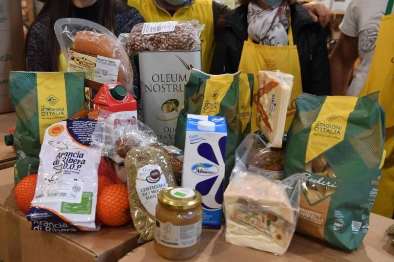 Salerno, continua la maratona di solidarietà Coldiretti: donati 3mila kg di prodotti