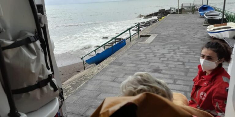 Guarisce e chiede di vedere il mare, la storia a lieto fine di un’anziana donna di Cava