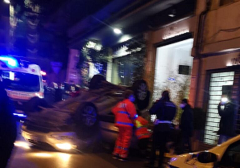 Incidente stradale a Cava dé Tirreni: auto si ribalta. Ferite 2 persone