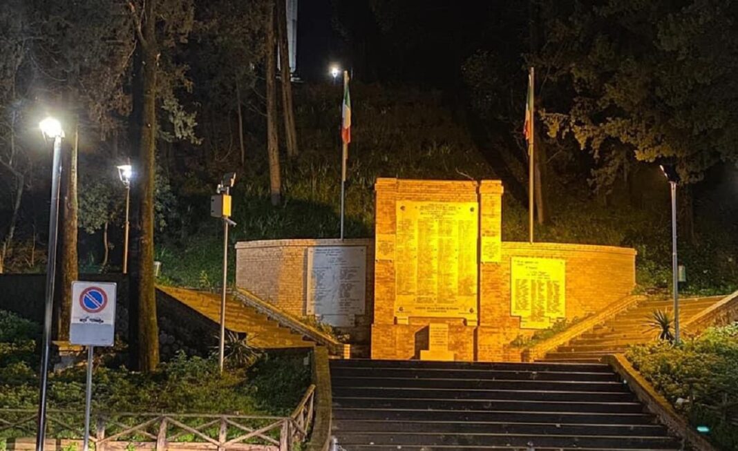 Parco Santina Campana Mercato San Severino Mercato San Severino: il monumento ai caduti si illumina di giallo
