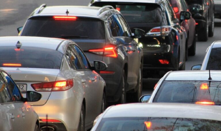 Salerno, traffico in tilt per scuole riaperte: code da Fratte al centro