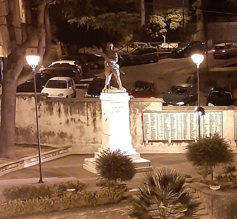 Il monumento ai caduti di San Cipriano Picentino si illumina di giallo