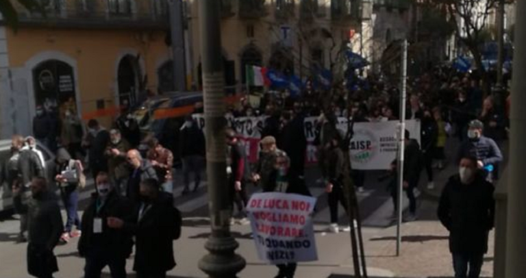 Covid: a Salerno la protesta dei ristoratori e dei “No-Dad”