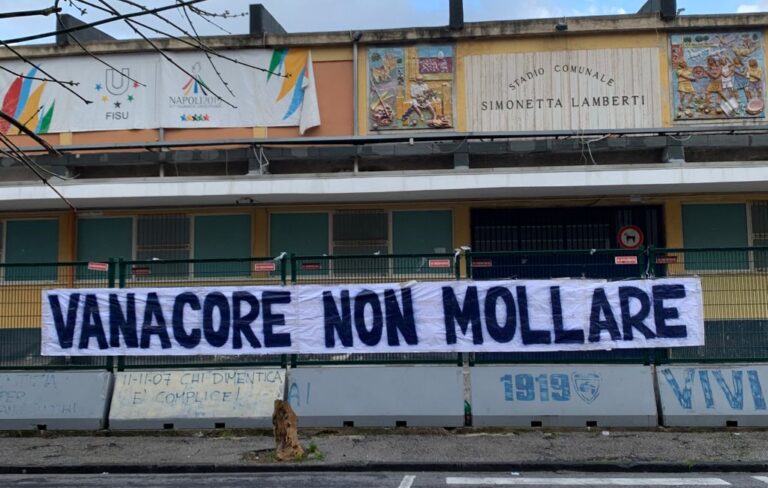 Cavese, striscione per Vanacore (vice Campilongo): “Non mollare”