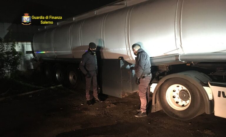 Roccapiemonte, sequestrata una autocisterna con gasolio “in nero” Roccapiemonte, sequestrata una autocisterna con gasolio “in nero”