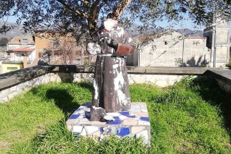 Mercato San Severino, decapitata la statua di Padre Pio