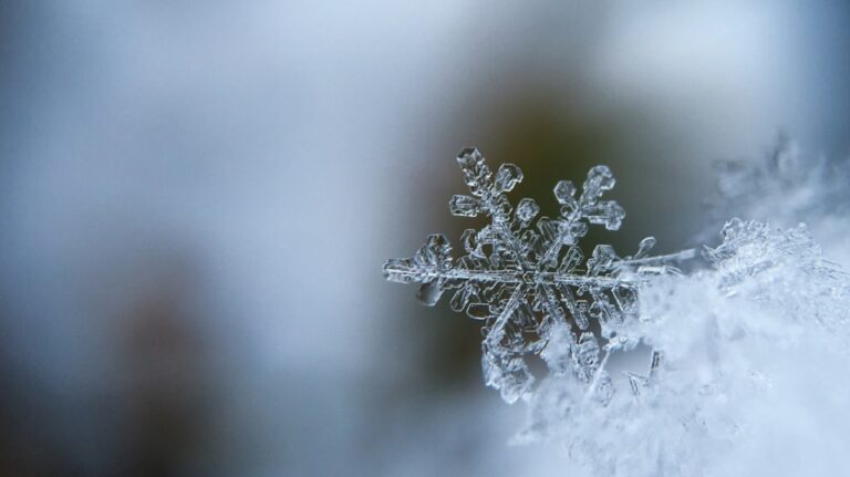 Salerno, crollano le temperature: neve sui monti e spargisale in azione