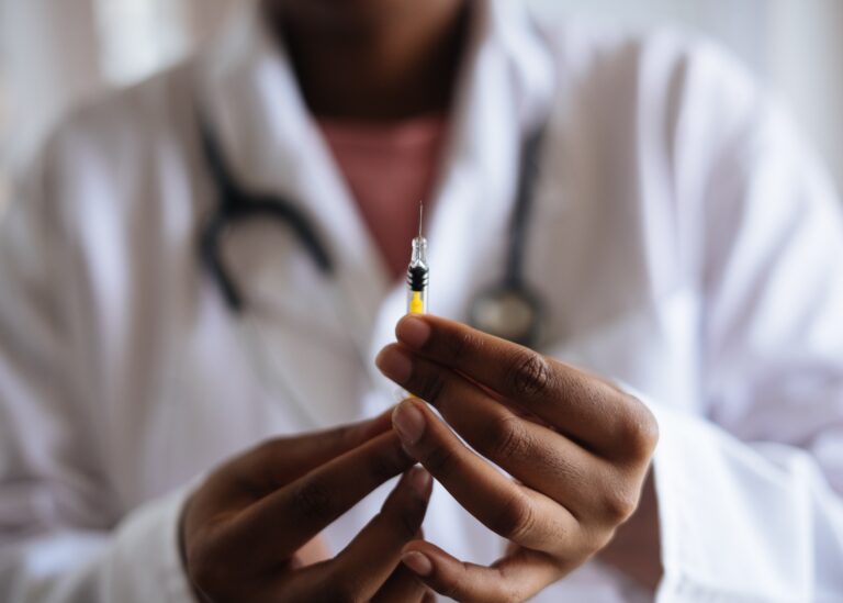 Vaccini, scandalo ad Agropoli: si dichiarano soggetti fragili per ‘saltare la fila’