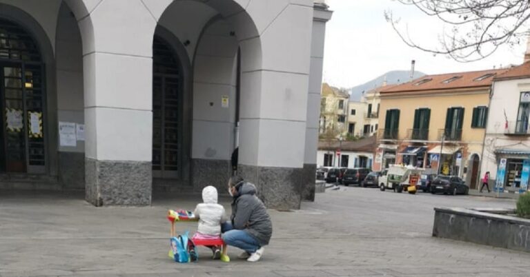 Cava de’ Tirreni, scuole chiuse: la simbolica protesta di una bambina