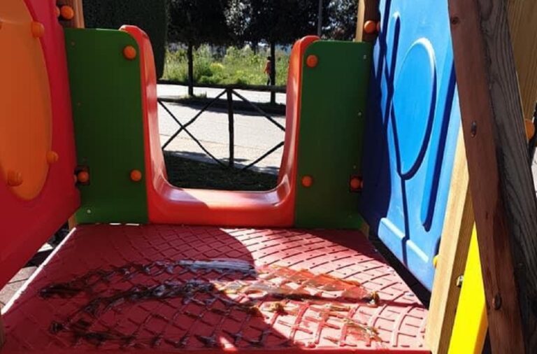 Battipaglia, atti vandalici nel parco giochi del quartiere Belvedere