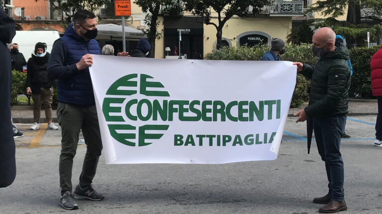 Salerno: Confesercenti in piazza per i lavoratori