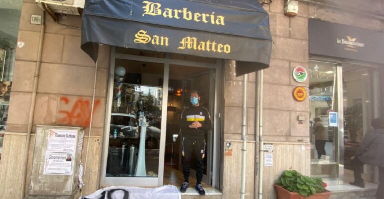 Salerno, barbiere riapre per protesta la sua attività
