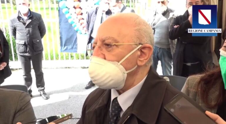 Ordinanza di De Luca: la mascherina resta obbligatoria in Campania