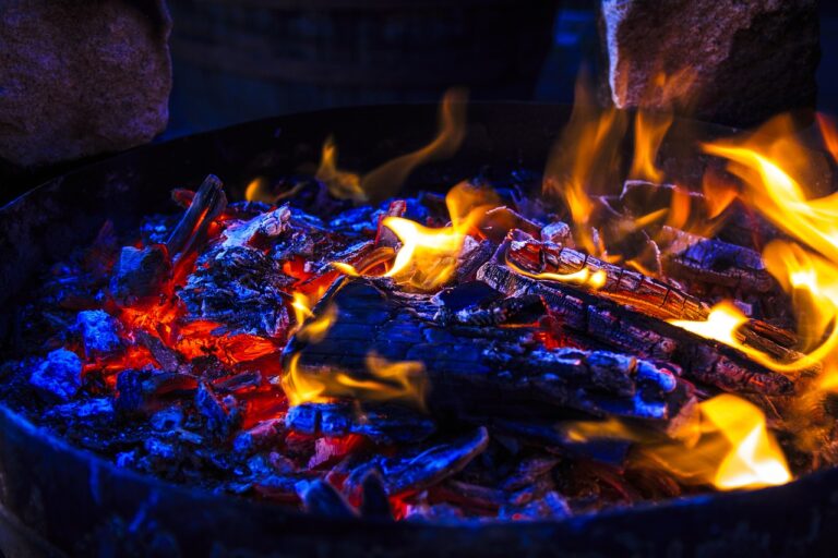 San Cipriano Picentino, accende il barbecue e prende fuoco: grave un uomo