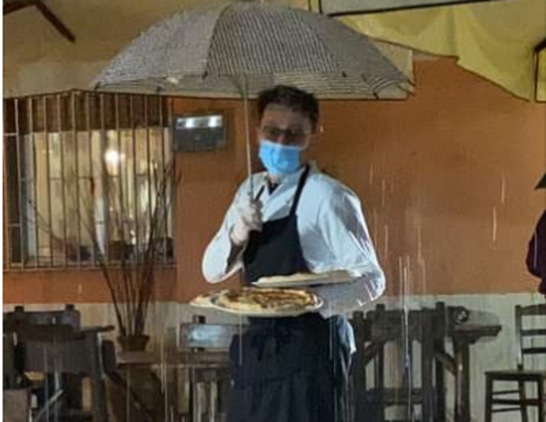 Fisciano: ristoratore costretto a servire la pizza con l’ombrello