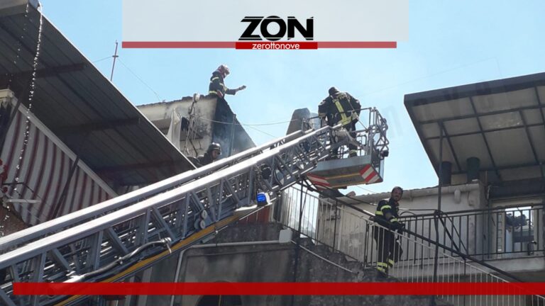 Montecorvino Pugliano: edificio in fiamme a Pagliarone